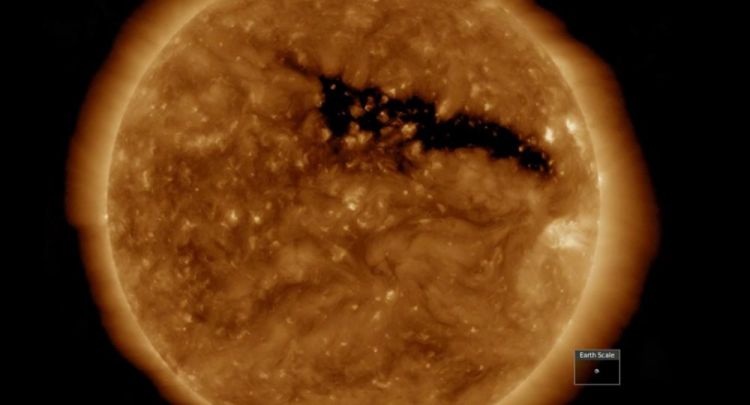 علماء: ظهور ثلاثة ثقوب إكليلية جديدة في هالة الشمس يمكن أن يغير المجال المغناطيسي للأرض