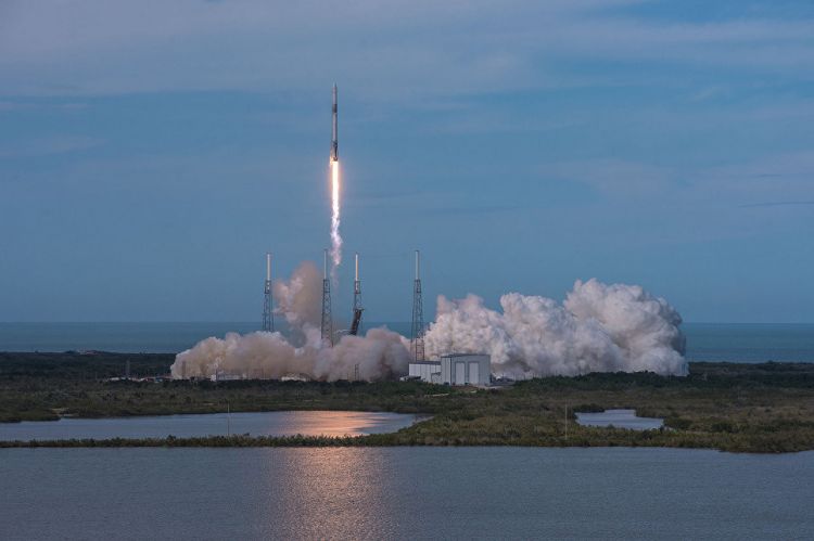 Первая ступень Falcon 9 успешно села на баржу в Атлантике