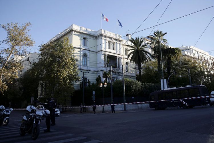 Анархисты забросали краской французское посольство в Афинах