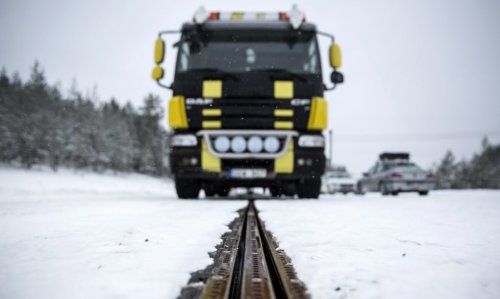 В Швеции введена в эксплуатацию первая в мире дорога, способная заряжать электрические автомобили во время движения