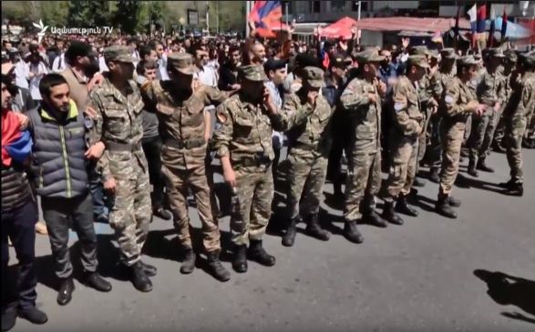 К протестам в Ереване присоединились военные ОБНОВЛЕНО