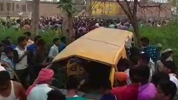 Школьный автобус столкнулся с поездом на севере Индии