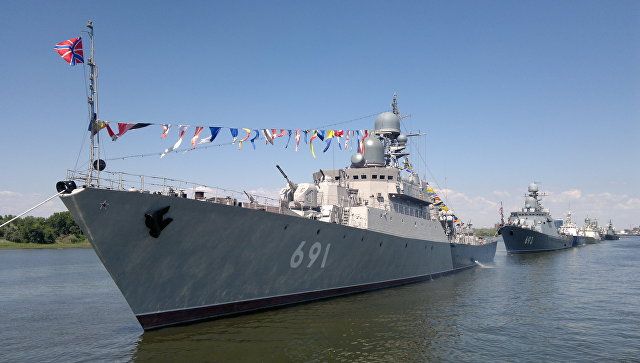 Корабль Каспийской флотилии на учениях поразил цель ракетой "Уран"