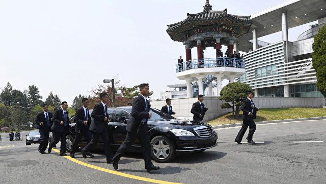 За лимузином Ким Чен Ына бежали его охранники