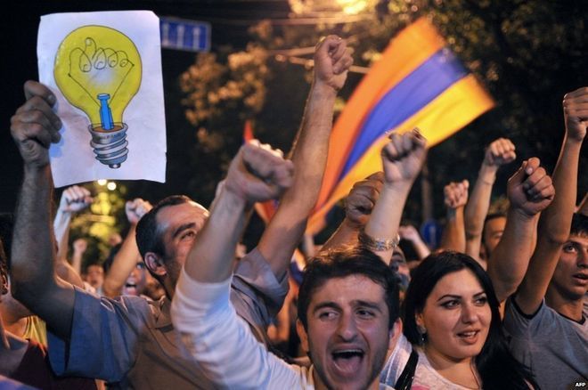 Площадь Республики в Ереване перекрыта протестующими