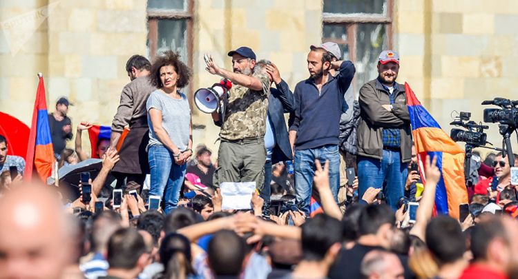 Армянская оппозиция во главе с Николом Пашиняном начала митинг в Ереване