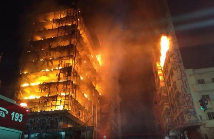 В бразильском Сан-Паулу обрушилась горящая многоэтажка, погиб один человек