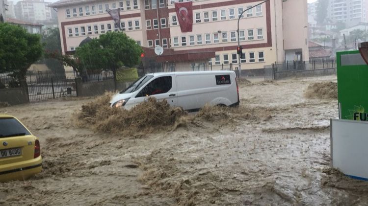Шесть человек пострадали из-за наводнения в Анкаре