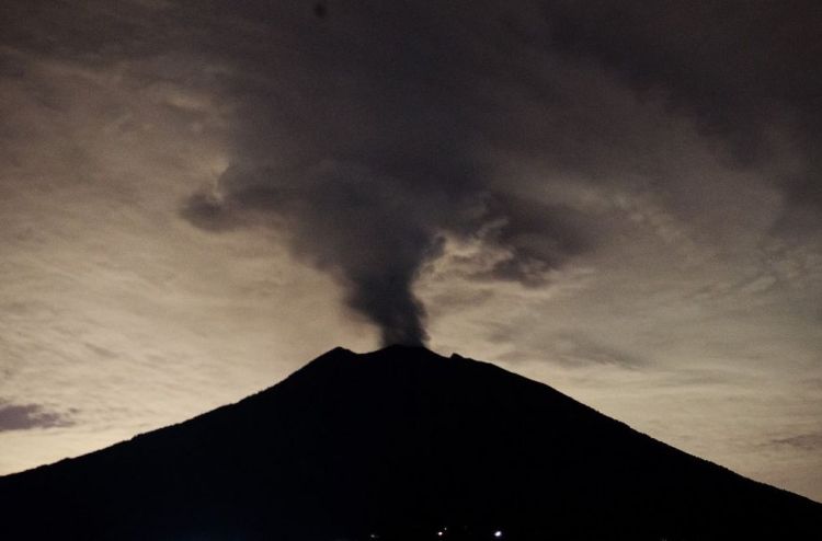 На самом густонаселенном острове Индонезии объявлена эвакуация из-за извержения вулкана