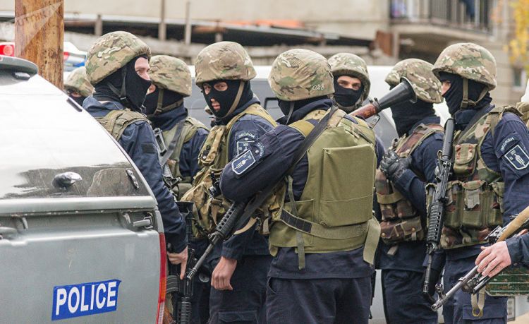 В Тбилиси спецназ эвакуирует посетителей ночных клубов