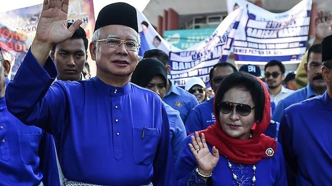 Власти Малайзии запретили экс-премьеру покидать пределы страны
