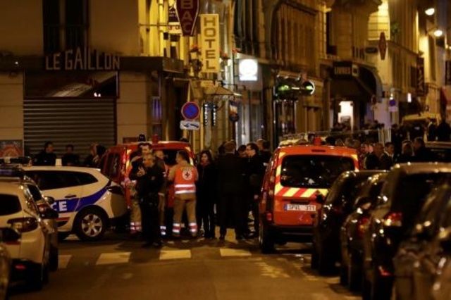 قتيل وأربعة جرحى باعتداء في وسط باريس تبناه تنظيم الدولة الإسلامية