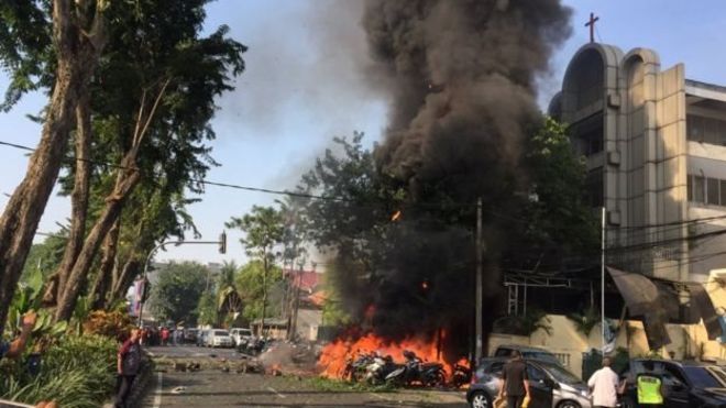 تفجير الكنائس الثلاث: أسرة كاملة وراء هجمات إندونيسيا