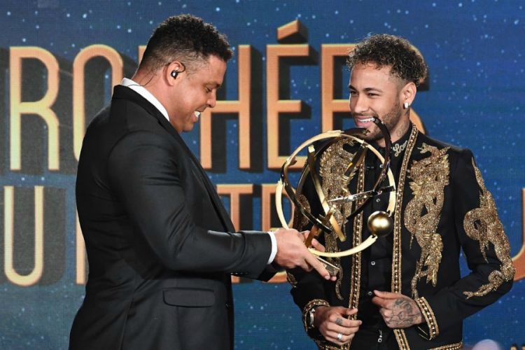 Ronaldo Neymara mükafat təqdim etdi