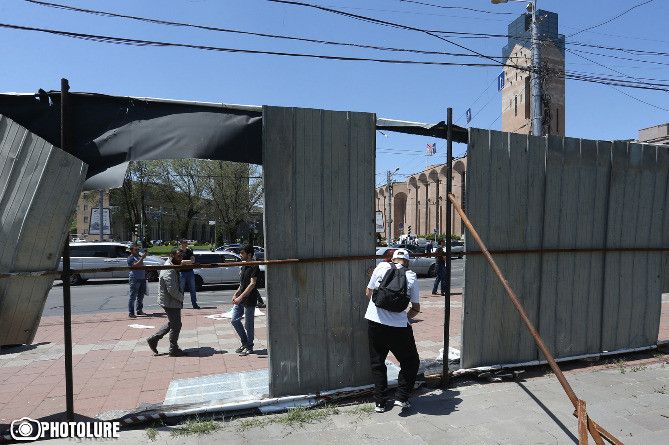 В Ереване демонстранты ворвались в здание городской администрации