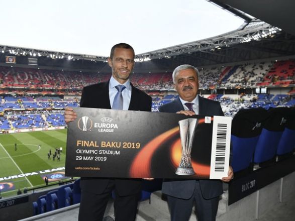 Глава УЕФА вручил символический билет президенту АФФА на финал Лиги Европы-2019