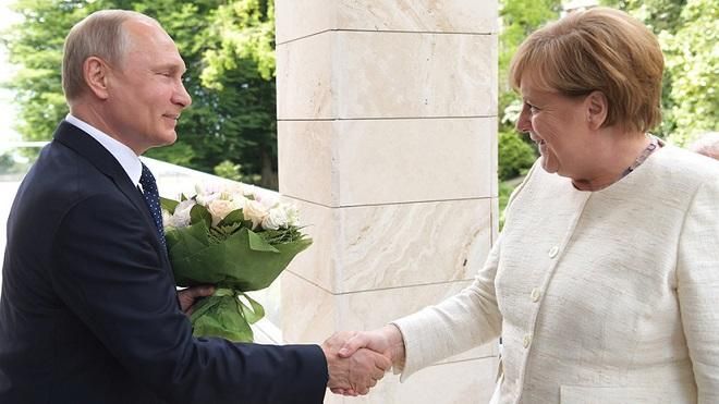 Putin Merkelə ağa olduğunu göstərdi Bild