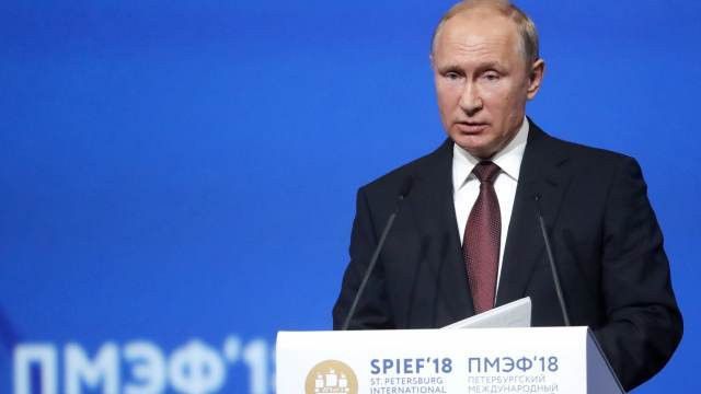 Путин призвал страны Запада не переходить "красную черту" в отношениях с РФ