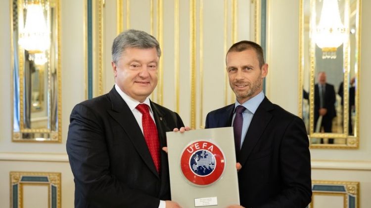 Порошенко пригласил президента УЕФА в Донбасс