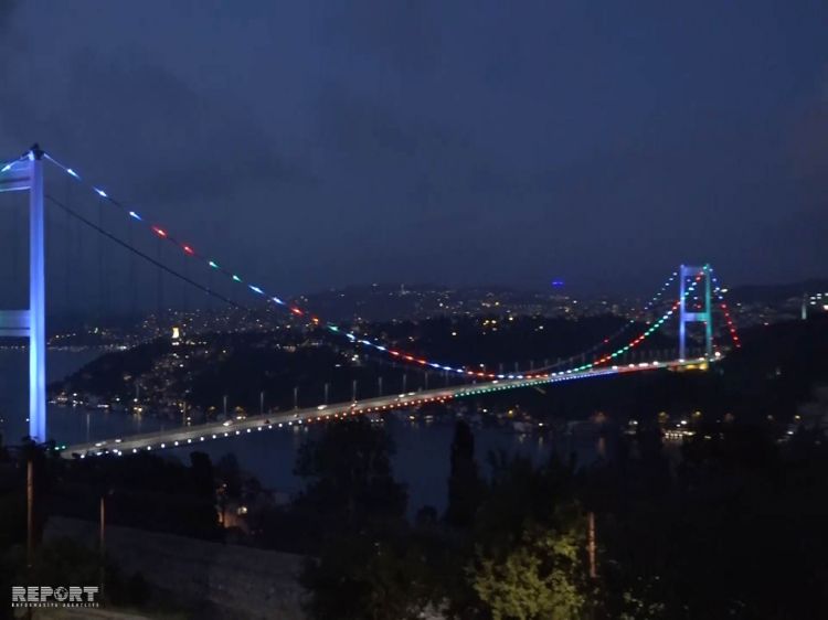 İstanbulun məşhur asma körpüsü Azərbaycan bayrağının rəngləri ilə işıqlanıb