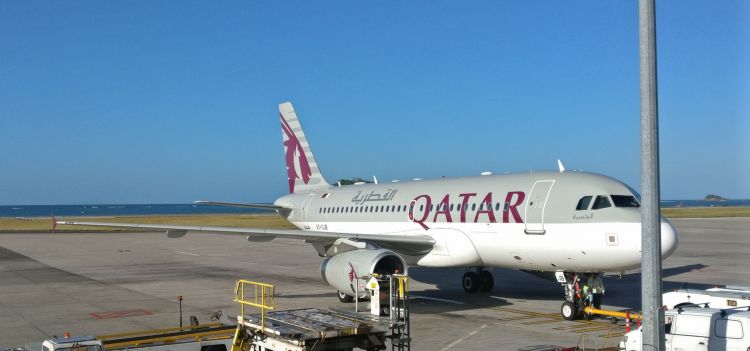 Летевший из Дохи в Тунис лайнер вынужденно сел в Баку из-за отказа двигателя