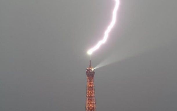 В Эйфелеву башню попала молния