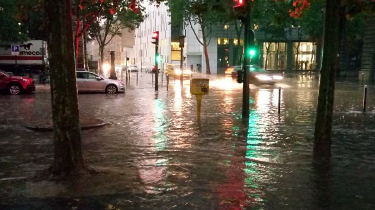 В Париже ливнем затопило метро и улицы