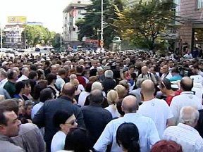Tbilisidə hökumətin istefası tələb olunur Prezident etirazçılarla görüşə gəldi