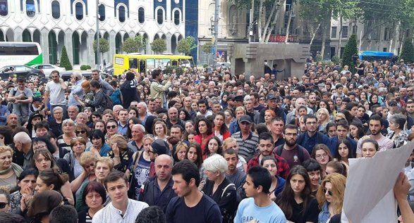 В центре Тбилиси возобновились протесты