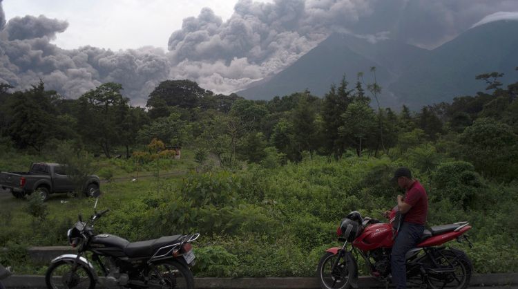 Число погибших в результате извержения вулкана в Гватемале увеличилось до 99