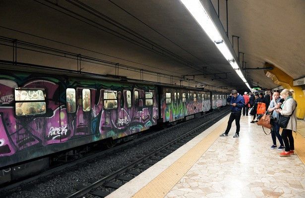 В Риме более тысячи человек эвакуировали из метро