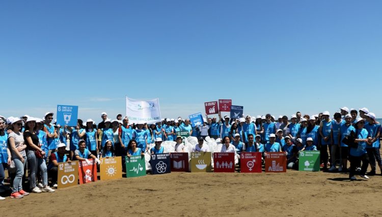 «Пусть берега будут чистыми»: активисты очистили от мусора пляж в Бузовна