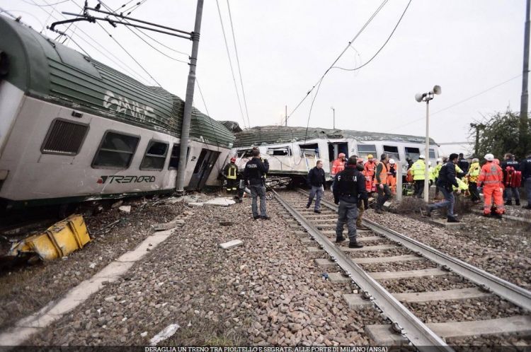 Во Франции поезд сошел с рельсов есть пострадавшие
