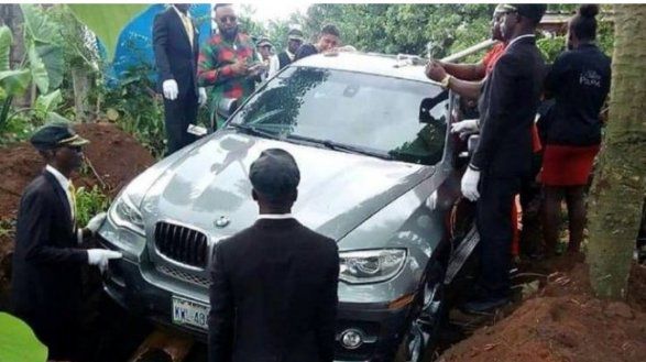 Нигериец похоронил своего отца в роскошном BMW