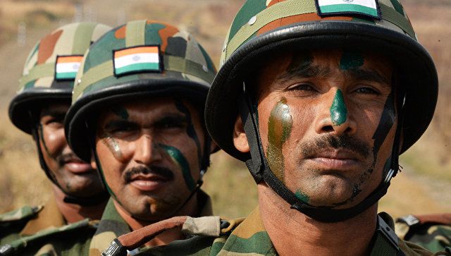 Четверо индийских военных стали жертвами обстрела в Кашмире
