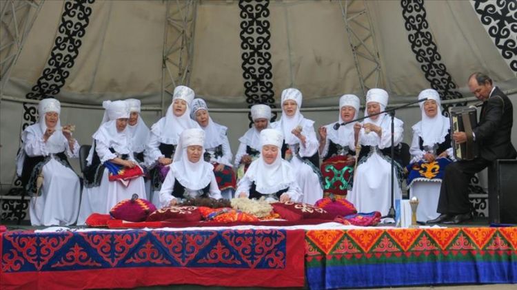 "جوقة الجدات" تلقي الضوء على التراث الكازاخي