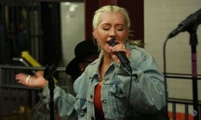 Замаскировавшаяся Кристина Агилера спела в нью-йоркском метро