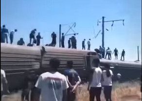 В Казахстане с рельсов сошёл пассажирский поезд, один подросток погиб, ещё трое пострадали
