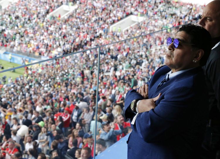 Марадона извинился за сигару на стадионе в Москве