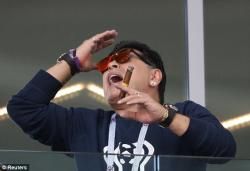 Maradona qadağanı pozdu stadionda siqar çəkdi