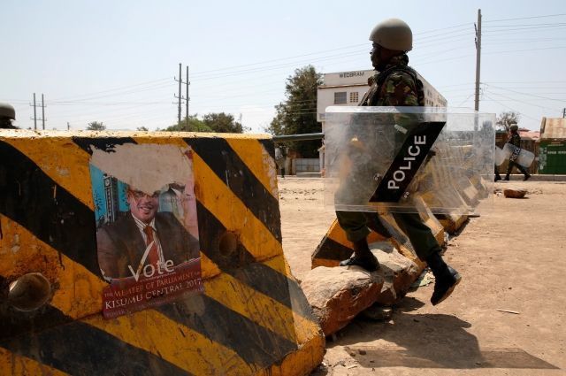 В Кении восемь сотрудников полиции погибли в результате подрыва на мине