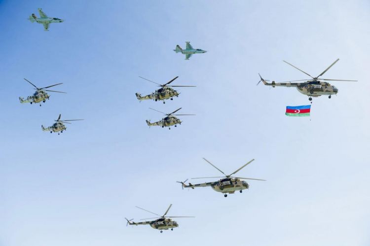 Подготовка к военному параду: военные самолеты и вертолеты в небе над Баку