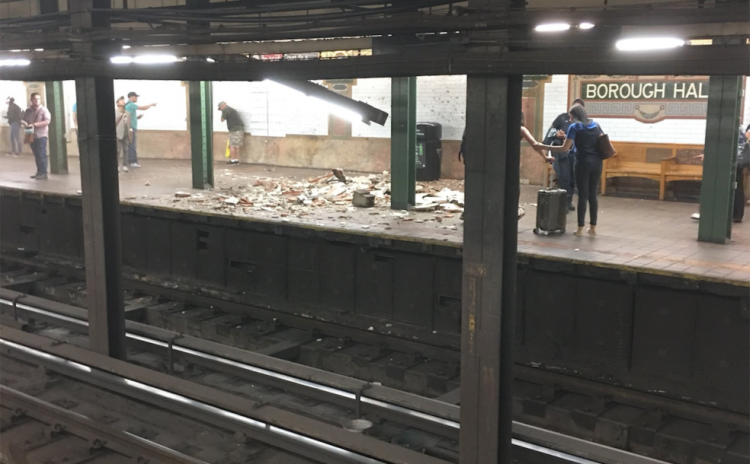 В метро Нью-Йорка обрушился потолок