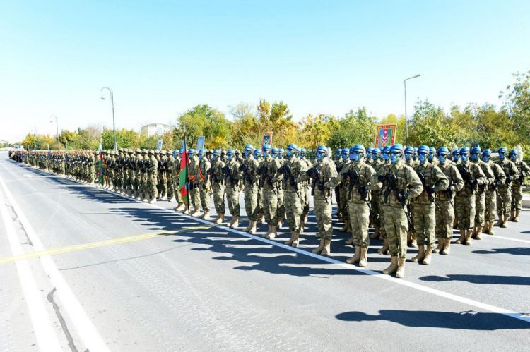 العرض العسكري في ميدان “أزادليق” في باكو صور