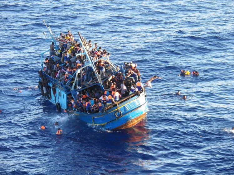 В Средиземном море затонул перевозящий мигрантов корабль, погибли 100 человек
