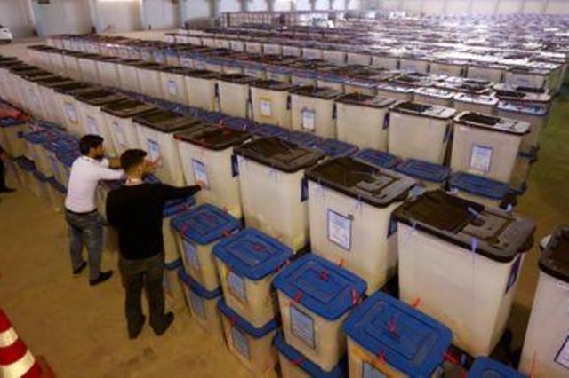 العراق يبدأ إعادة فرز أصوات الانتخابات يدويا يوم الثلاثاء