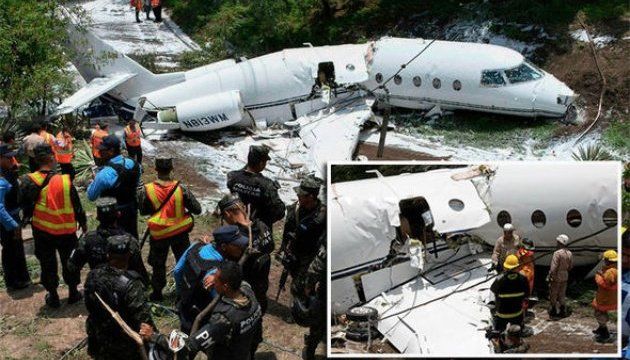 В Бангладеше разбился военный самолет