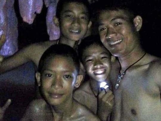 В Таиланде найденных в пещере детей попросили посидеть там четыре месяца