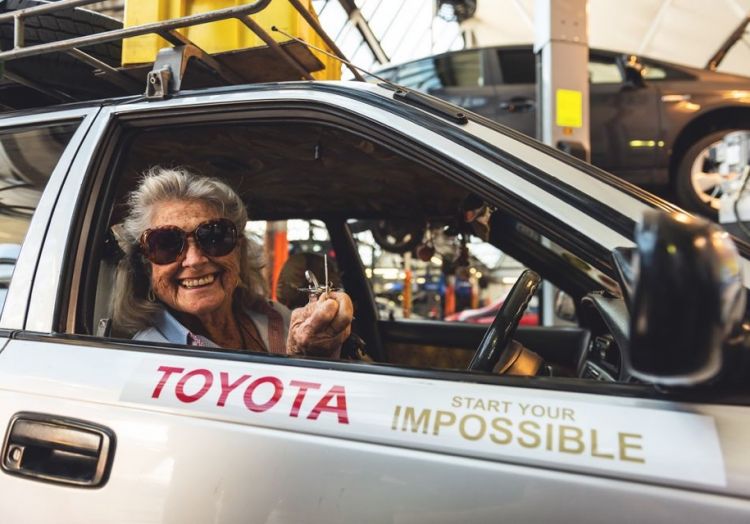 81-летняя жительница Южной Африки доехала на старой Toyota до Лондона