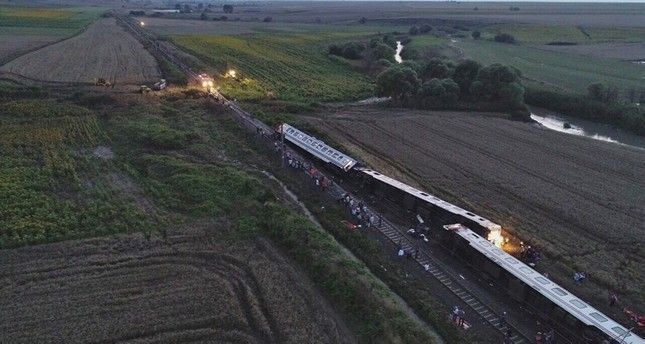 В Турции пассажирский поезд сошел с рельсов есть жертвы